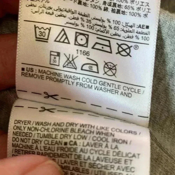 Old Navy raincoat with hood, lined with a soft cotton, Velcro on the sleeves. - Picture 6 of 6